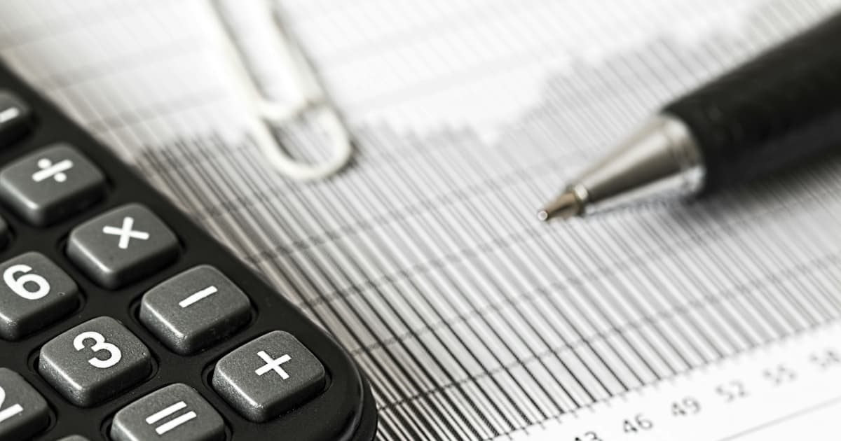 Edelmetalle reagieren auf Erwartungen zur Federal-Reserve-Politik während Gold- und Silberpreise sinken