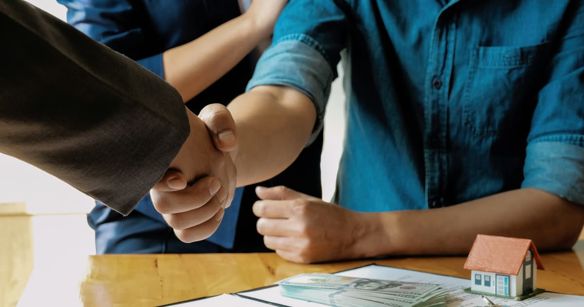 Manhattan-Hotel muss 2 Millionen Dollar zahlen nach schweren Verletzungen eines Gastes durch Sturz in Gemeinschaftsdusche