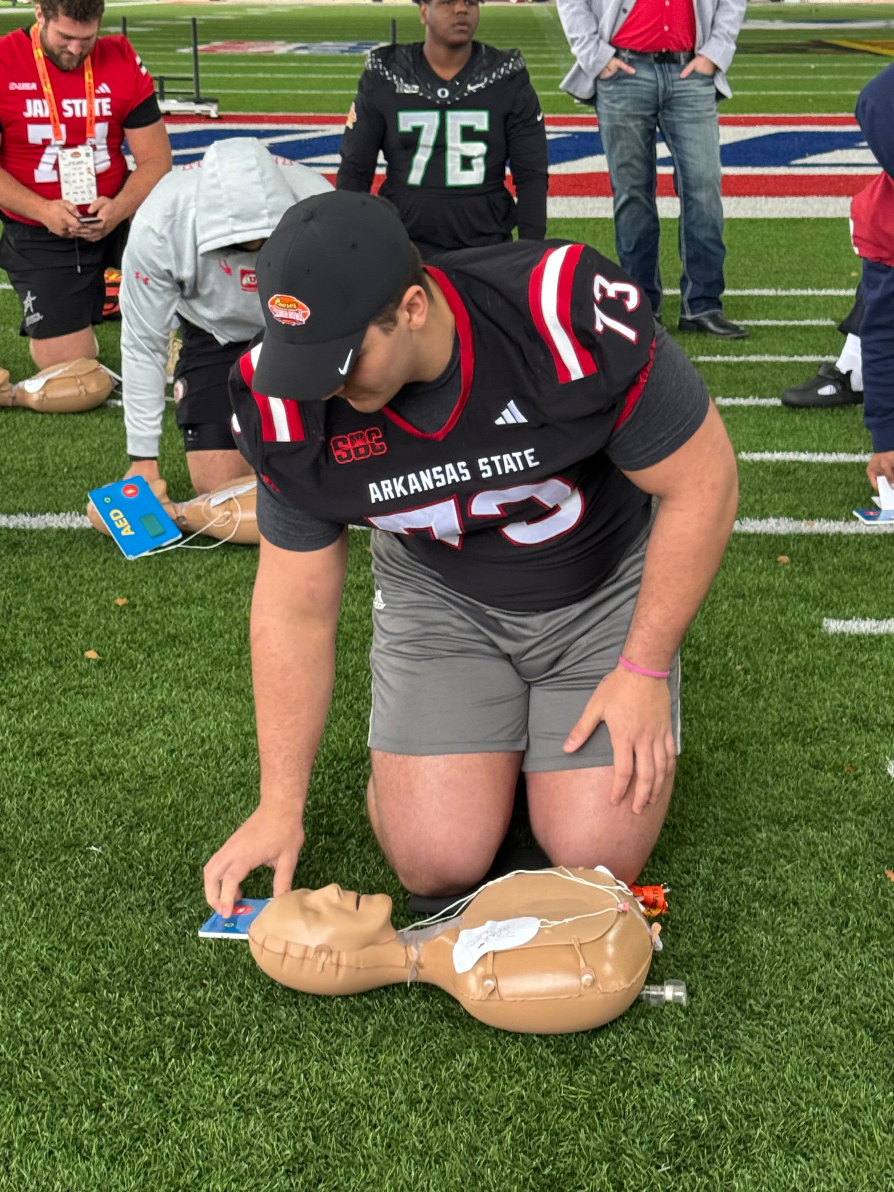 NFL-Talente erlernen lebensrettende CPR-Fähigkeiten bei Senior-Bowl-Veranstaltung