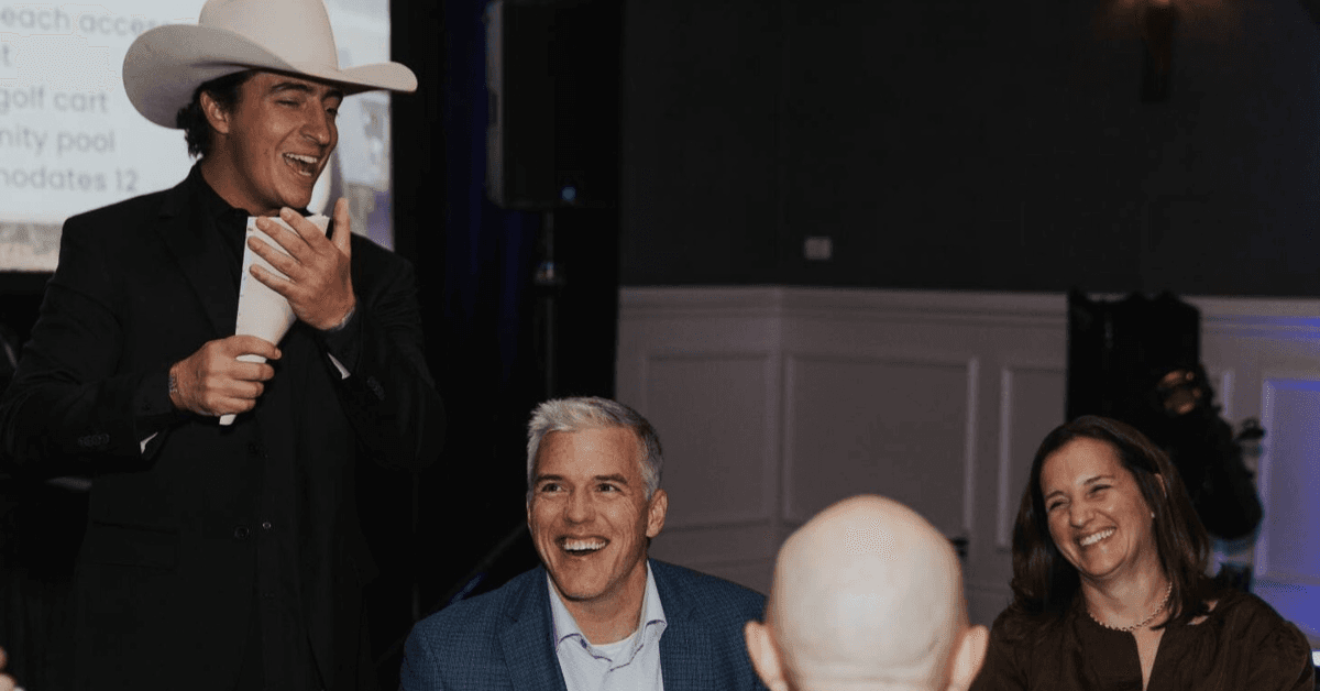 Side by Side Kids veranstaltet siebte jährliche Heart of a Lion Gala mit Coach Mack Brown