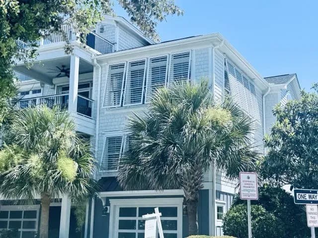 Küstenbewohner setzen auf spezielle Hurrikanschutzläden für Sturmabwehr und Energieeffizienz