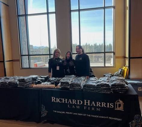 Richard Harris Law Firm und LVMPD verteilen 10.000 Rucksäcke beim ersten Pack the Mack-Event