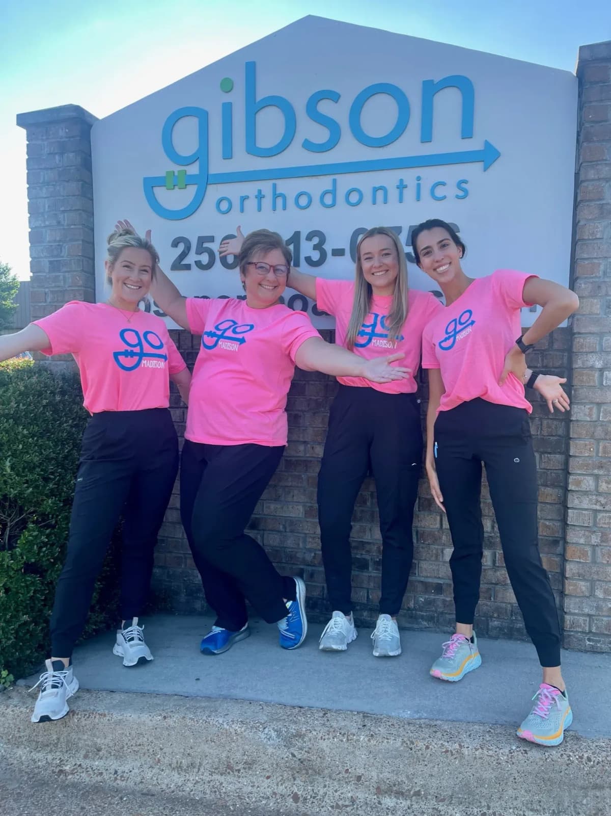 Gibson Orthodontics in Harvest, AL bietet umfassende Zahnspangenlösungen für alle Altersgruppen