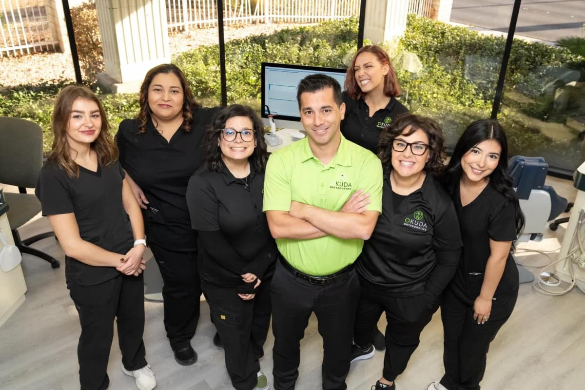 Okuda Orthodontics in Henderson, NV bietet umfassende Zahnspangenlösungen für alle Altersgruppen