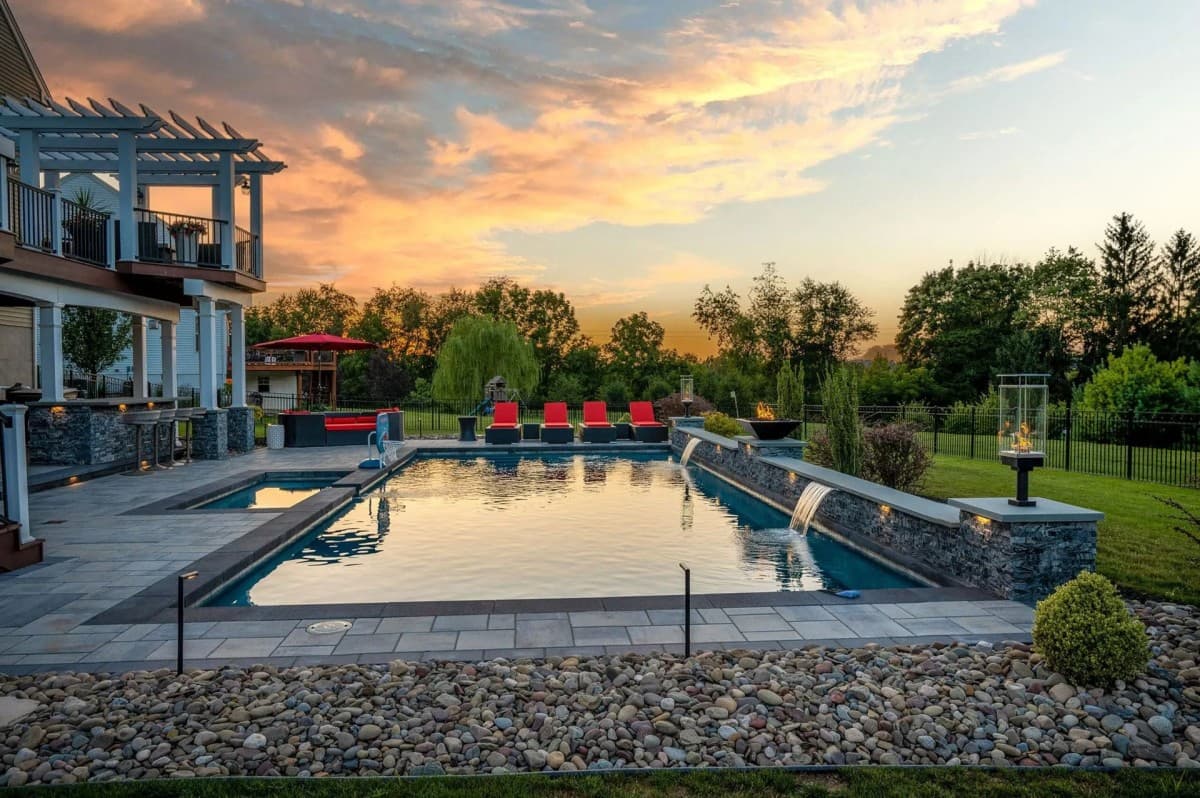 Hausbesitzer in Zentral-Pennsylvania buchen Außenprojekte frühzeitig für Sommerfertigstellung