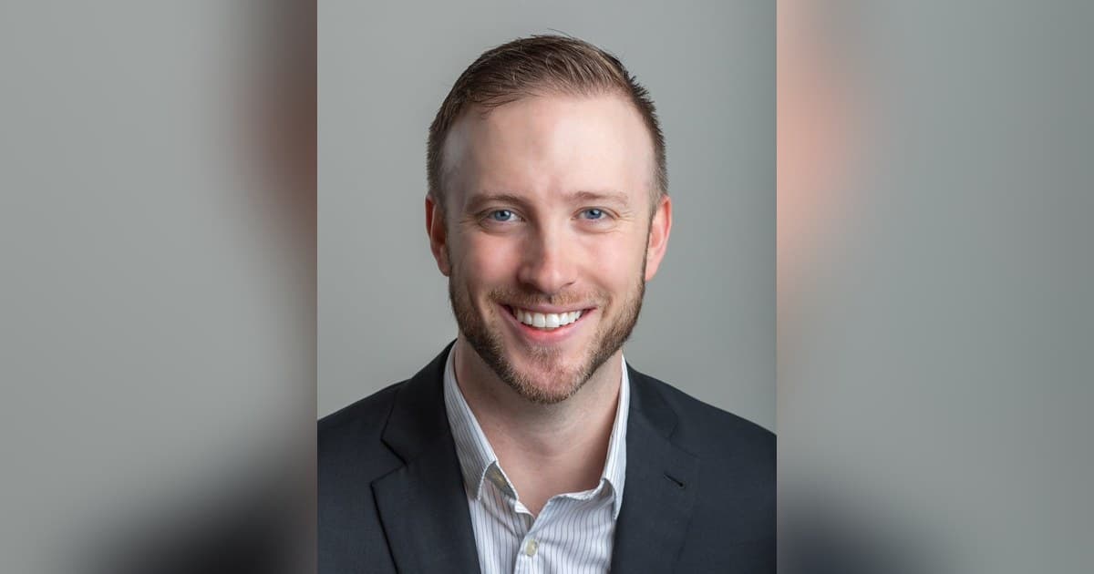 Chiropraktiker Dr. Cody Rodewald aus Lakeville erhält den 10-Under-10-Preis des Palmer College