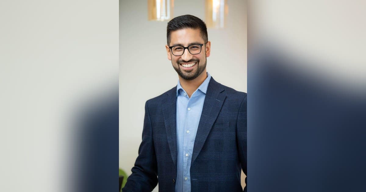 Razi Orthodontics bietet transparente Keramik-Zahnspangen in Naperville und Wheaton an