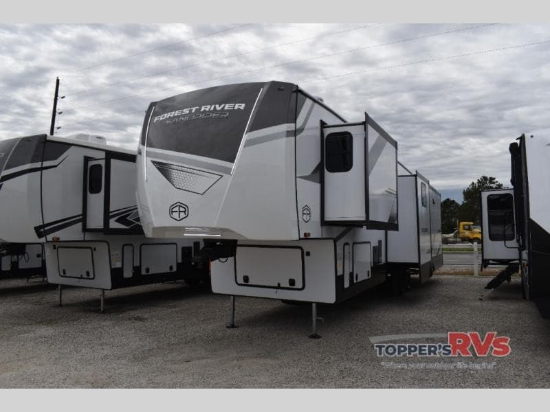 Topper's RV aktualisiert Bestand an Forest River Sandpiper 5th Wheels und hebt Teile- und Serviceangebote für die Region Houston hervor