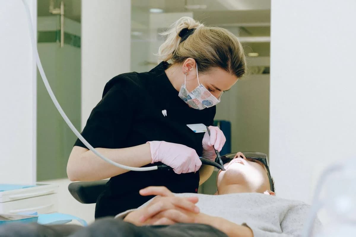 Fleetwood Dental feiert 28 Jahre patientenzentrierte Versorgung mit modernen Zahn- und Ästhetikleistungen