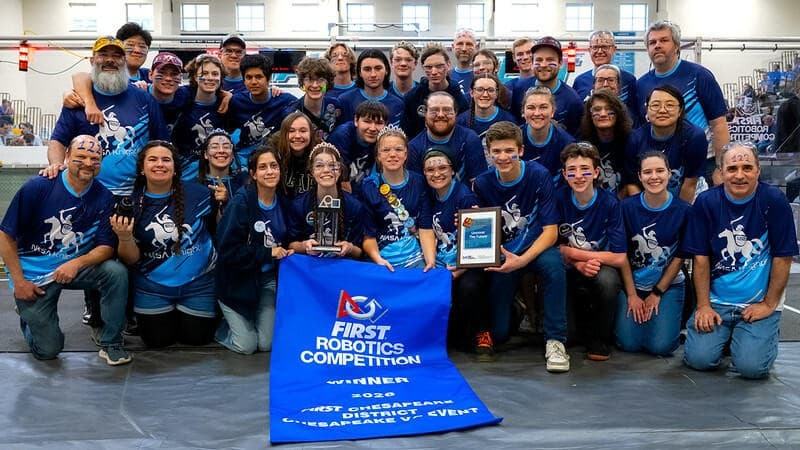 Von Behl Orthodontics gesponsertes Robotik-Team 122 gewinnt nach acht Jahren wieder ein blaues Banner