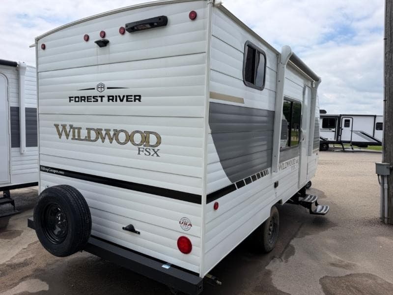 Hilltop Camper & RV erweitert Verkauf von Gebrauchtcampern und regionalen Zugang in Minnesota