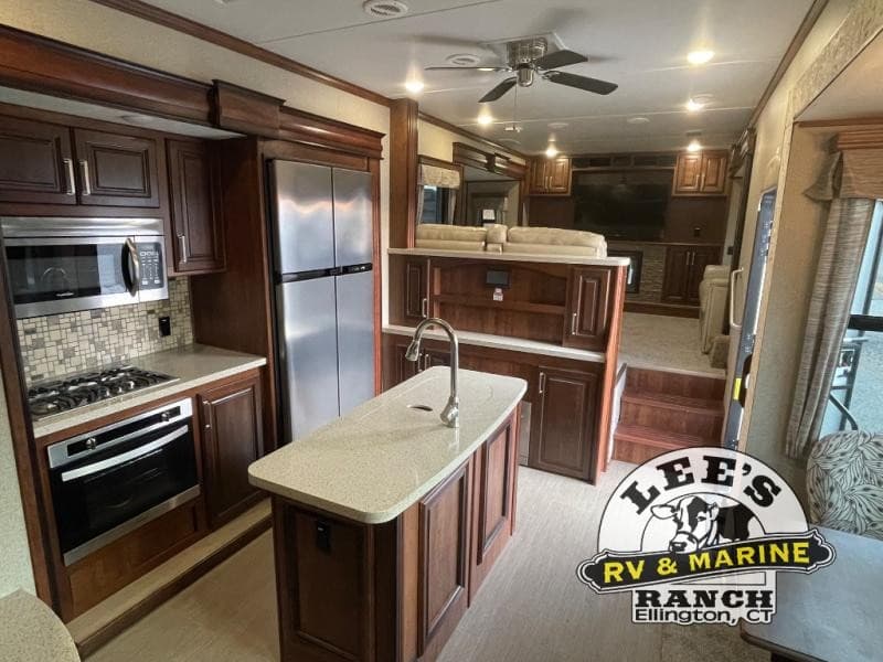 Lee's Auto & RV Ranch präsentiert gebrauchte Wohnmobile in Connecticut, darunter Teardrop-Anhänger und Fifth-Wheels