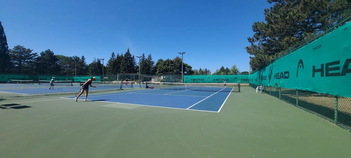 Hillcrest Tennis Camp veröffentlicht Programmvergleich: Spezialisiertes Juniorentennis vs. allgemeine Tagescamps