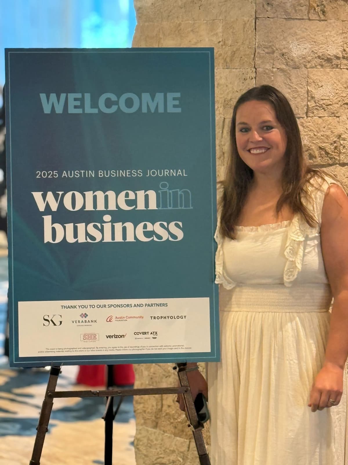 Ashley Stroud von Plumbing Outfitters erhält Women in Business Award 2025