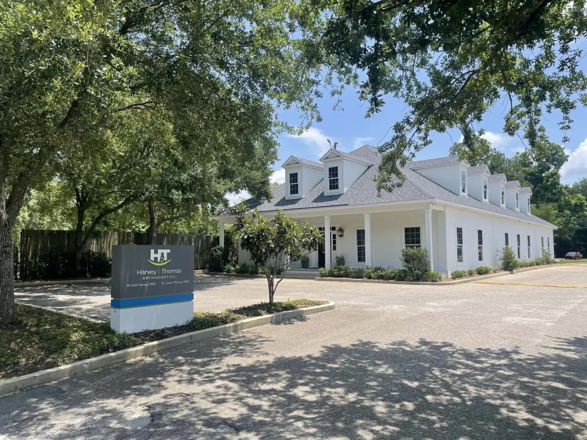 Harvey & Thomas Orthodontics hebt Lächeln-Transformationen in Fairhope, AL, durch persönliche Betreuung und moderne Optionen hervor