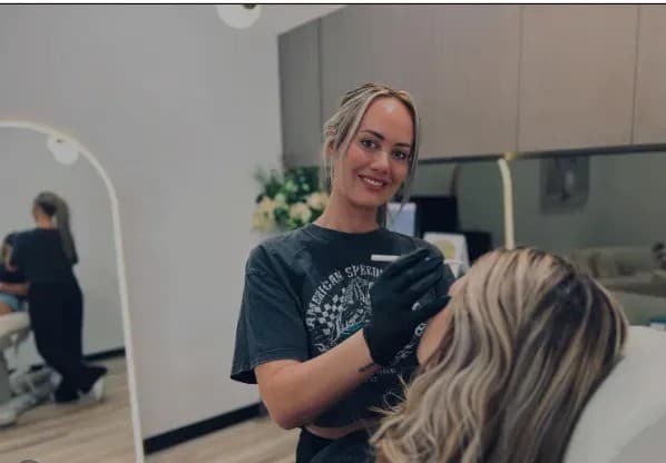 Pflegepersonal-geführtes Modell hebt Sicherheit und Standards in Manlys ästhetischer Injektionsbranche