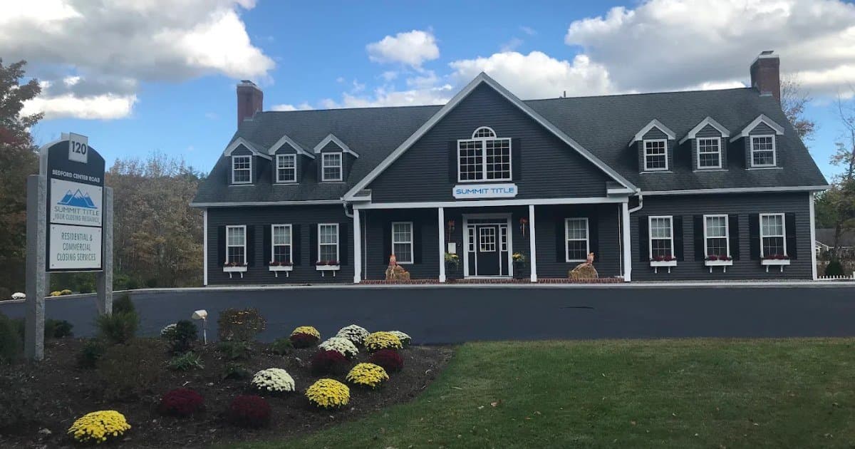 Young's Excavating & Paving schließt Parkplatzreparaturen und neue Deckschicht für Summit Title in Bedford, NH ab