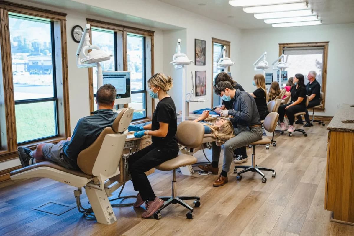 Albrechtsen & Fanelli Orthodontics bietet maßgeschneiderte Zahnkorrekturlösungen in South Ogden
