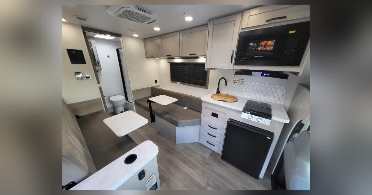 Hilltop Camper & RV präsentiert Class-C-Motorhomes und Gebrauchtwohnwagen für Herbstcamping in Minnesota