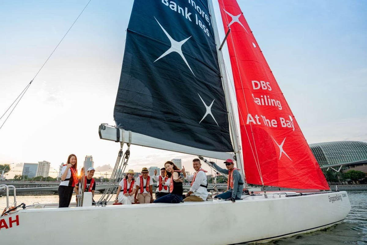One Dynamics Team Building erweitert Segelprogramm in der Marina Bay auf bis zu 48 Teilnehmer