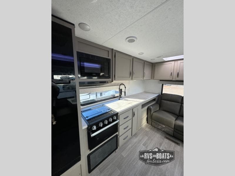 RVs And Boats For Less feiert 40 Jahre Service für Wohnmobil- und Bootskäufer in Idaho mit aktualisiertem Bestand in Chubbuck
