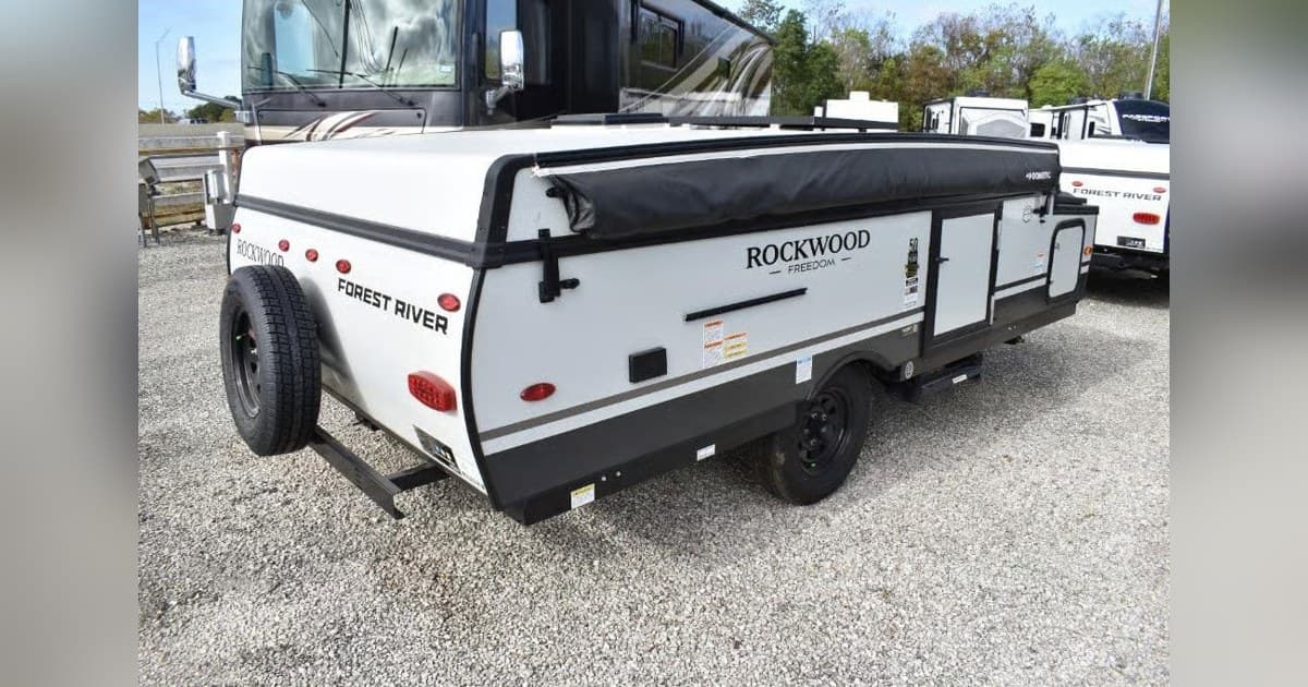 Topper's RV präsentiert erweitertes Sortiment an Klappanhängern und Sattelaufliegern in Texas