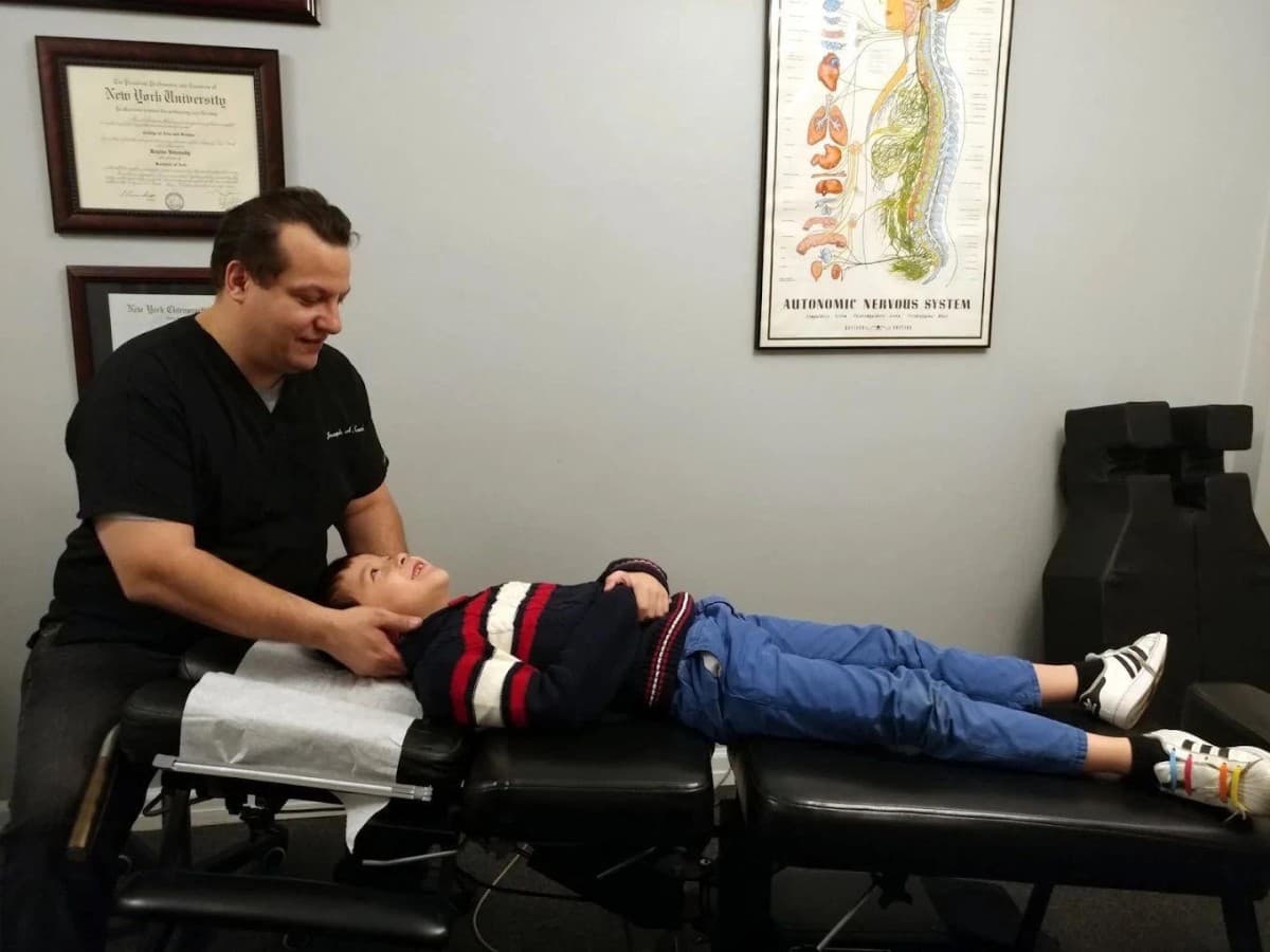 Cucci Chiropractic feiert 25-jähriges Bestehen und erweitert Zugang mit spanischsprachigen Aufnahmeformularen