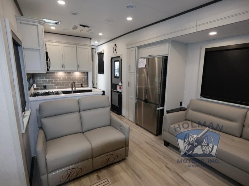 Holman RV präsentiert erweitertes Keystone Alpine- und Cougar-Sortiment für Camper aus der Region Cincinnati