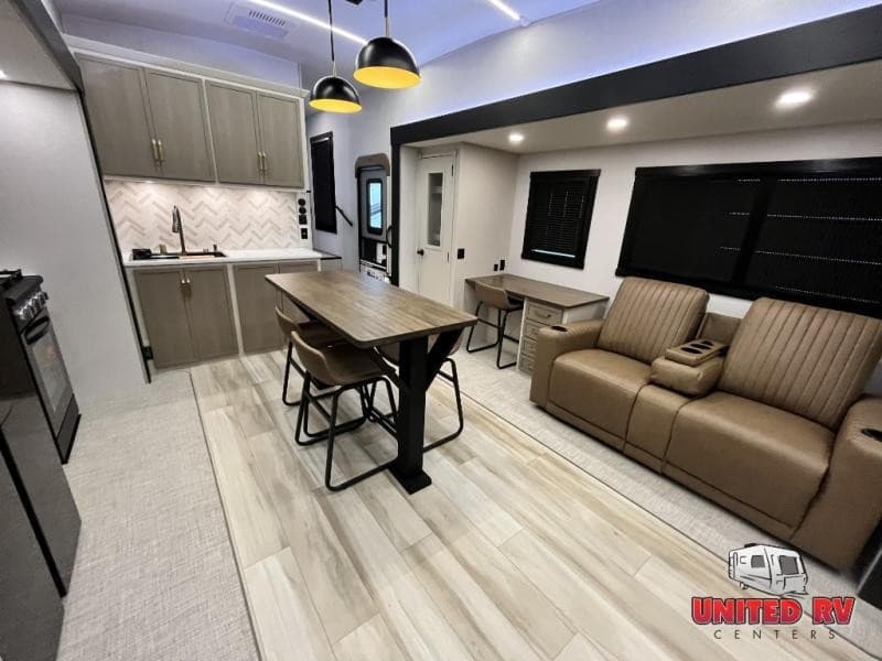 United RV in Chatsworth, Georgia, präsentiert Entegra Vision XL Class A Wohnmobile und Gebrauchtfahrzeuge