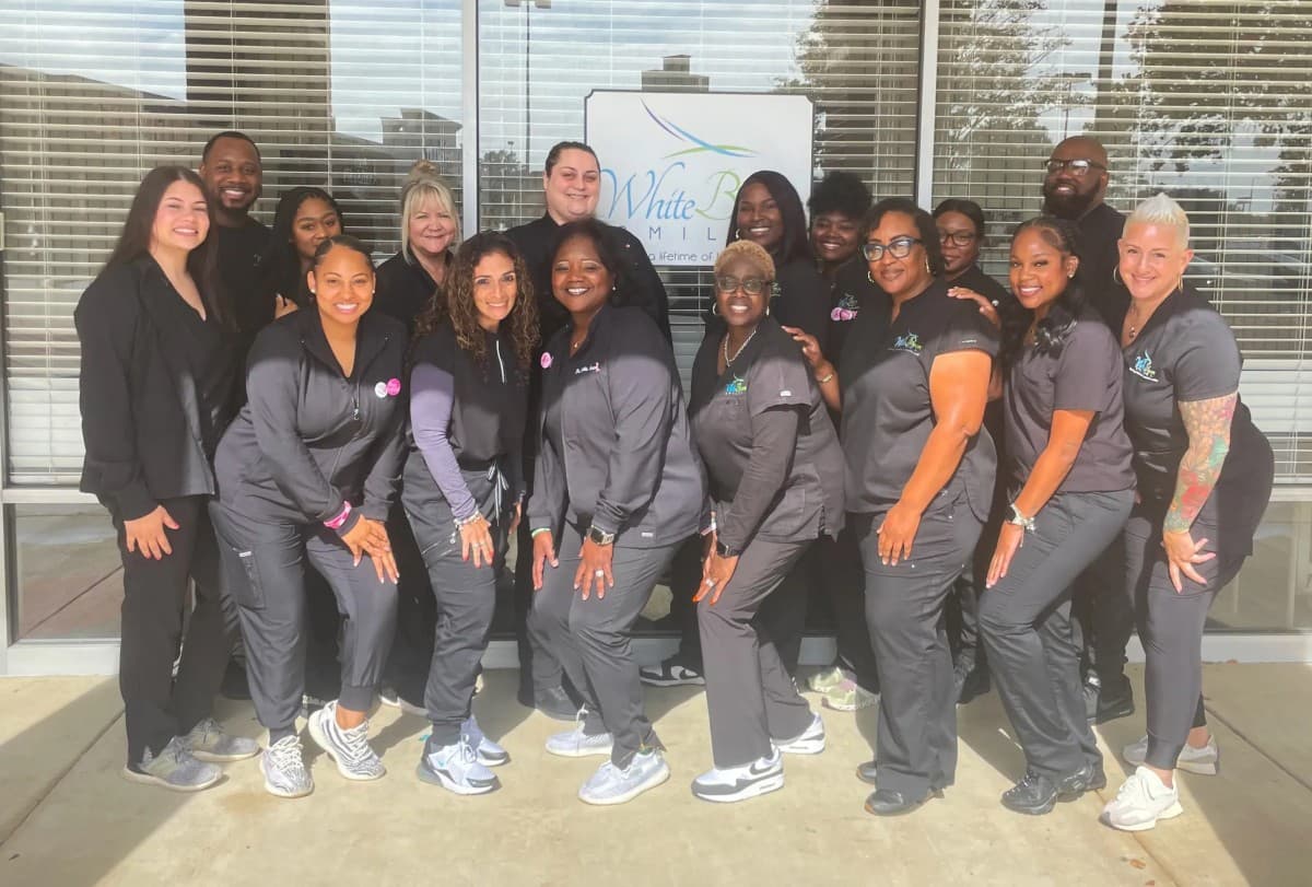 White Brown Smiles feiert 18.000 behandelte Patienten in Charleston, SC, mit erweitertem Behandlungsangebot
