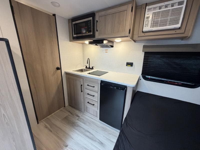 Meridian RV erweitert Coleman Travel Trailer Bestand in Port Coquitlam