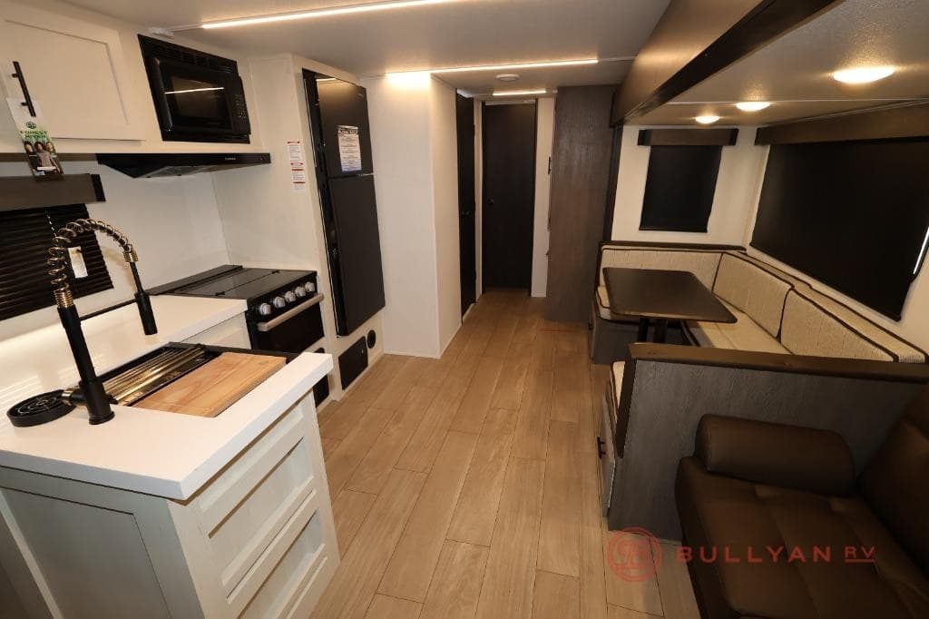Bullyan RV passt Inventar für die Frühlings-Abenteuerreisesaison in Minnesota an