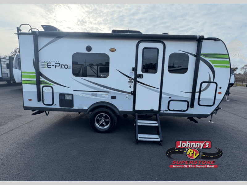 Johnny's RV Superstore erweitert Inventar, um der wachsenden Nachfrage an der Golfküste gerecht zu werden