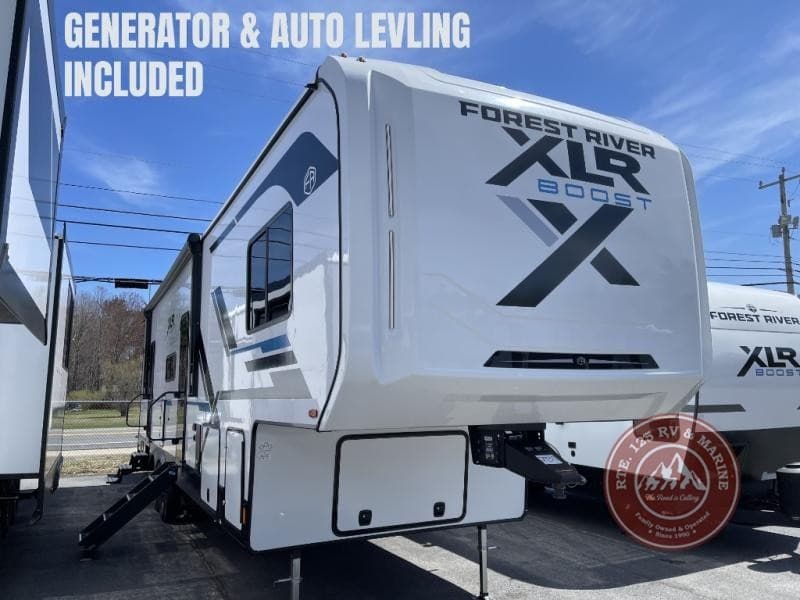 Rte. 125 RV & Marine erweitert Sortiment um Forest River XLR Toy Hauler und CrossRoads Hampton Destination Trailer