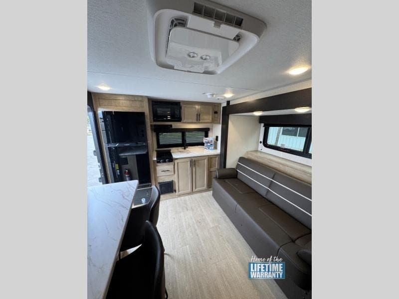 Royal Coach RV erweitert Bakersfield-Lagerbestand um neue Raptor Fifth Wheels und Reiseanhänger