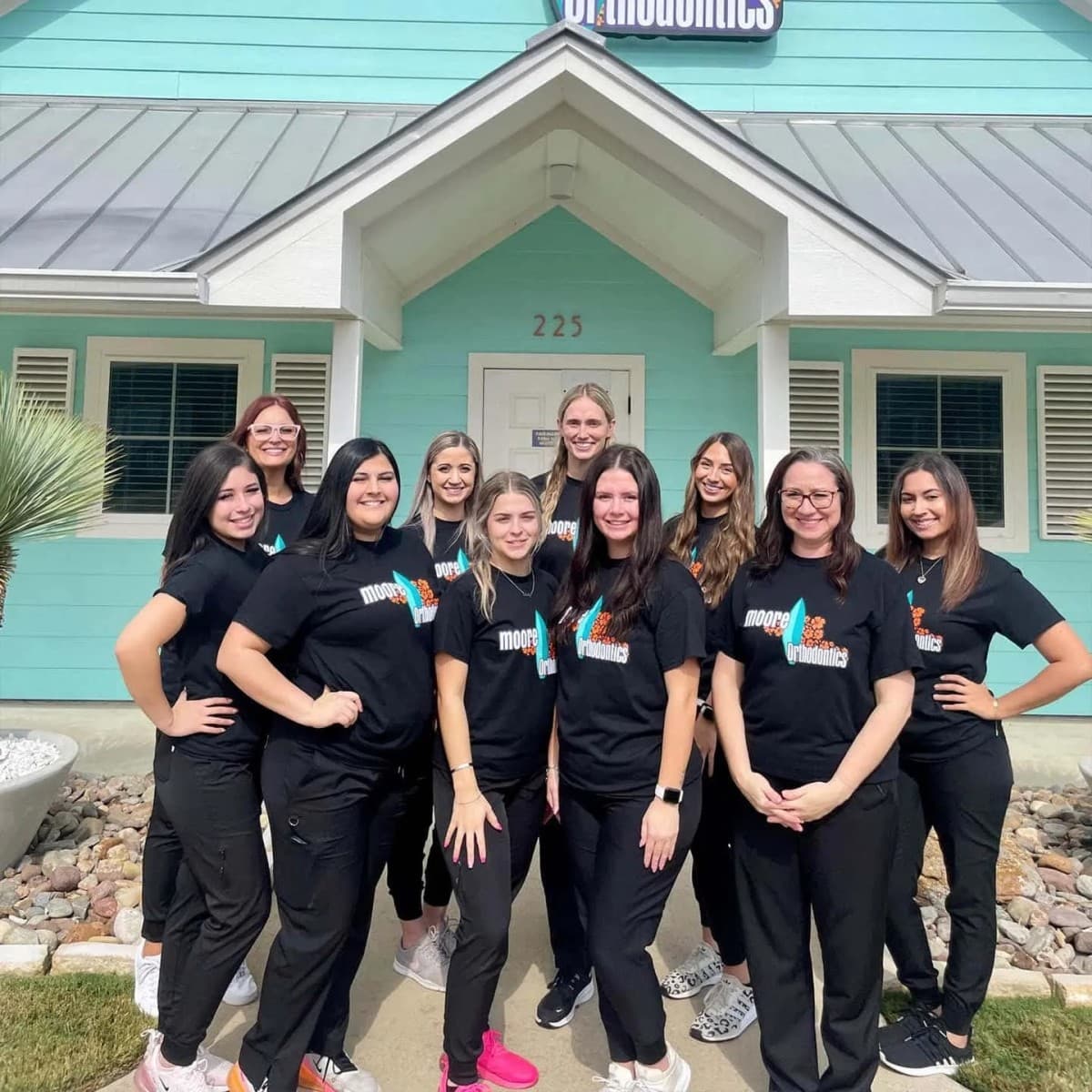 Moore Orthodontics vergleicht Zahnspangen und Invisalign für Patienten in Waxahachie