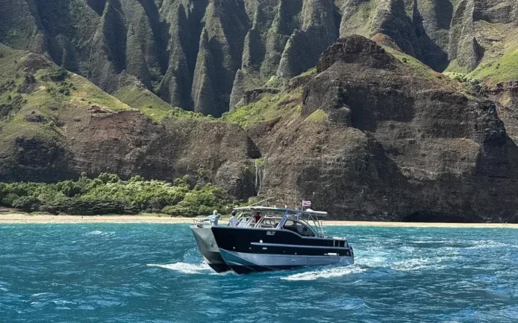 Na Pali Coast Sea Cave und Schnorchel-Touren während Kauais Sommerhochsaison aktiv