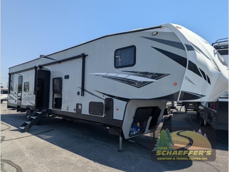 Tom Schaeffer's RV Superstore erweitert Sortiment um Keystone Sprinter Fifth Wheels und Wolf Camper